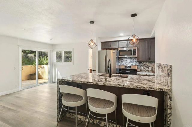 8262 Gilman Drive 1, La Jolla, CA 92037