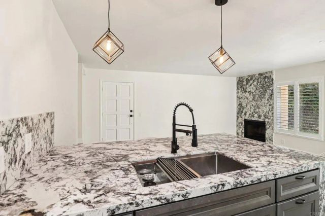 8262 Gilman Drive 1, La Jolla, CA 92037