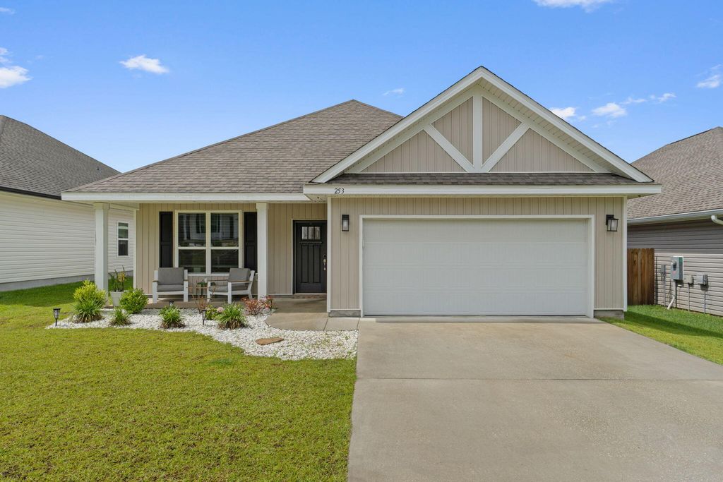 253 Camellia Dr, Cantonment, FL 32533