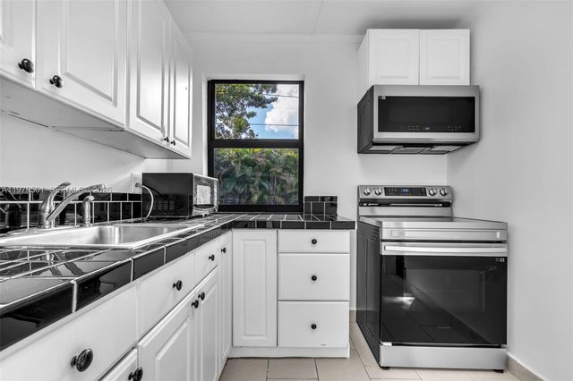 130 SW 31st Ct 2, Miami, FL 33135