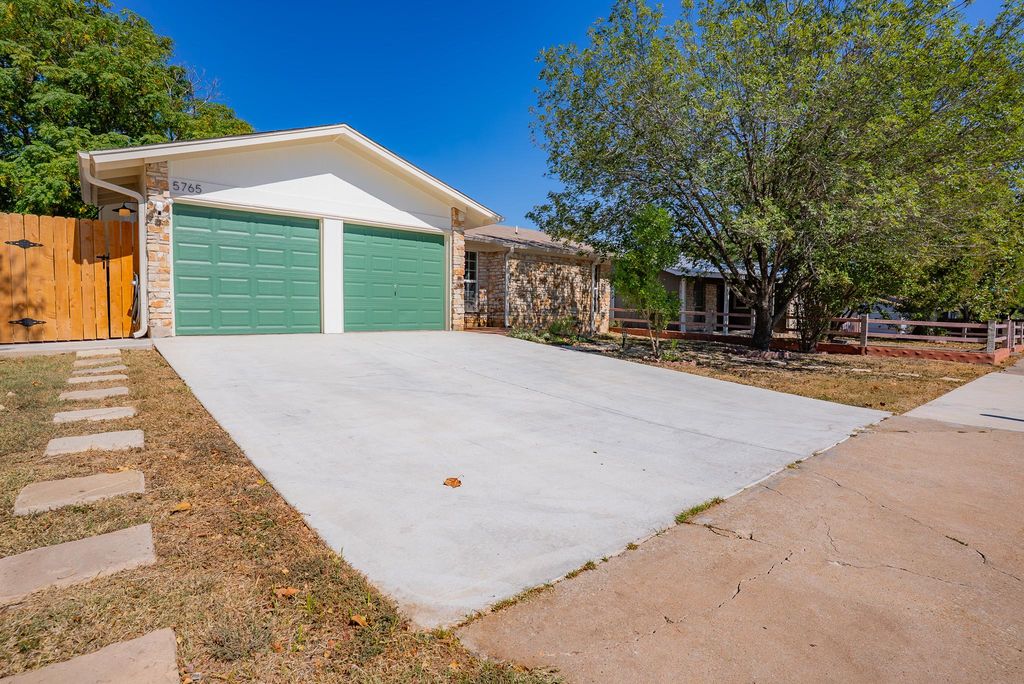 5765 Palo Blanco LN B, Austin, TX 78744