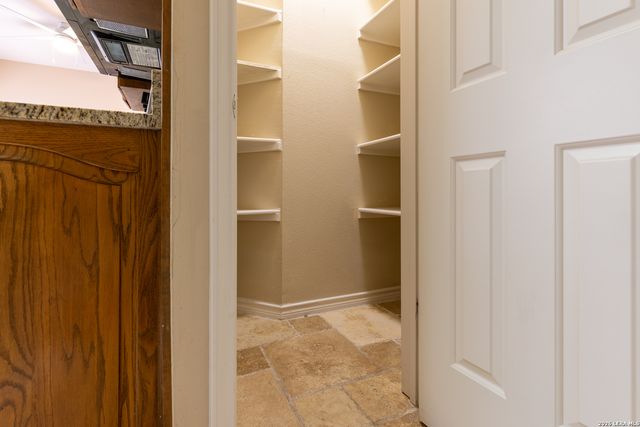 6 Cottesmore Ct, San Antonio, TX 78218