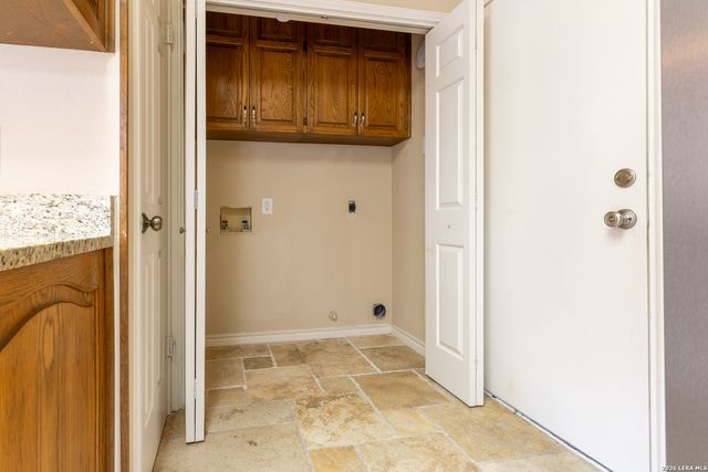 6 Cottesmore Ct, San Antonio, TX 78218