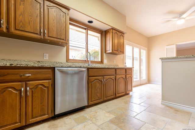 6 Cottesmore Ct, San Antonio, TX 78218