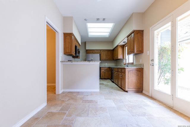 6 Cottesmore Ct, San Antonio, TX 78218
