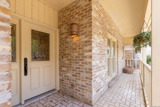 6 Cottesmore Ct, San Antonio, TX 78218