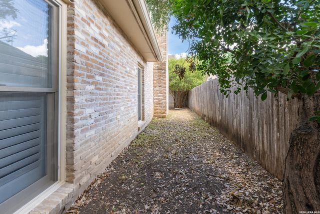6 Cottesmore Ct, San Antonio, TX 78218