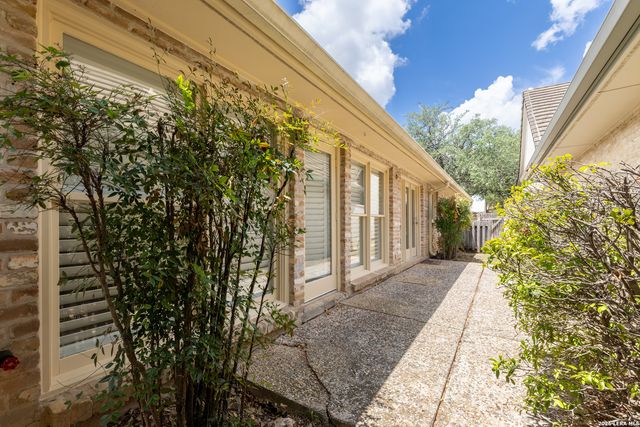 6 Cottesmore Ct, San Antonio, TX 78218