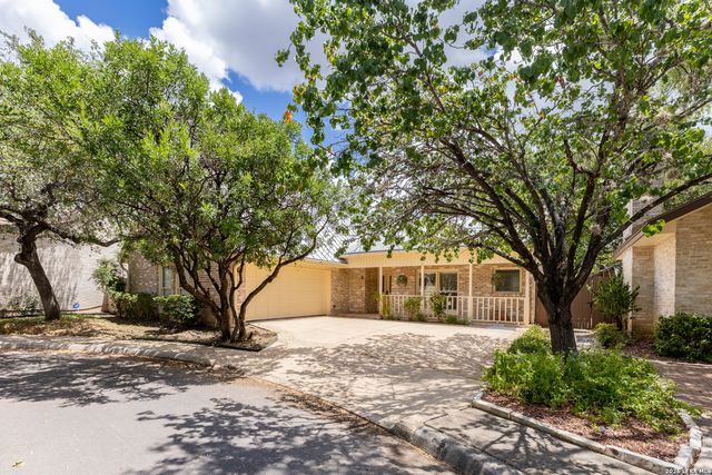 6 Cottesmore Ct, San Antonio, TX 78218