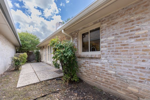 6 Cottesmore Ct, San Antonio, TX 78218