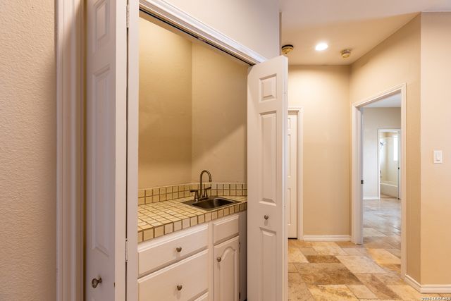 6 Cottesmore Ct, San Antonio, TX 78218