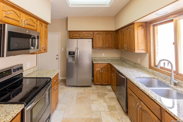 6 Cottesmore Ct, San Antonio, TX 78218