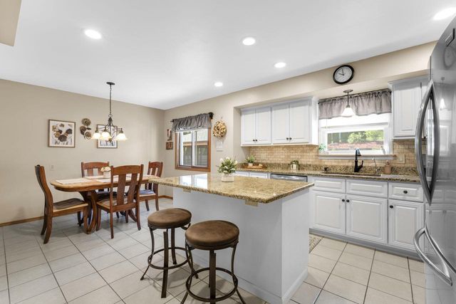 533 Oakland AVENUE, Mukwonago, WI 53149