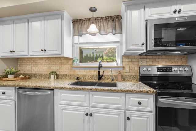 533 Oakland AVENUE, Mukwonago, WI 53149