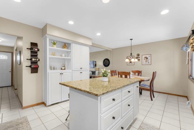 533 Oakland AVENUE, Mukwonago, WI 53149