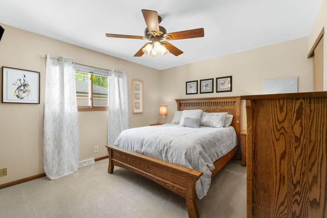 533 Oakland AVENUE, Mukwonago, WI 53149