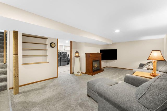 533 Oakland AVENUE, Mukwonago, WI 53149