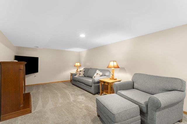 533 Oakland AVENUE, Mukwonago, WI 53149