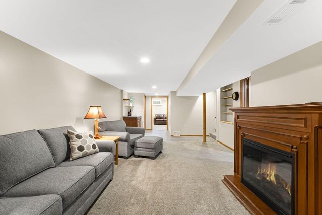 533 Oakland AVENUE, Mukwonago, WI 53149