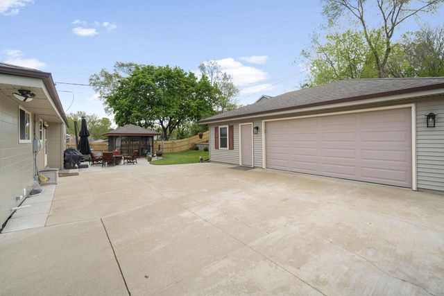 533 Oakland AVENUE, Mukwonago, WI 53149