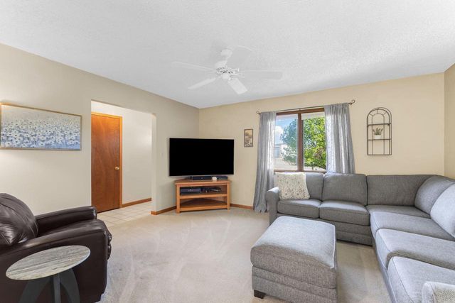 533 Oakland AVENUE, Mukwonago, WI 53149
