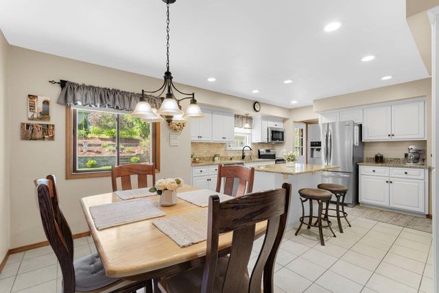 533 Oakland AVENUE, Mukwonago, WI 53149