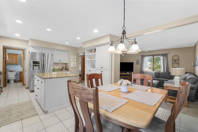 533 Oakland AVENUE, Mukwonago, WI 53149