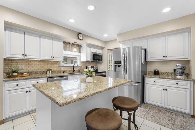 533 Oakland AVENUE, Mukwonago, WI 53149