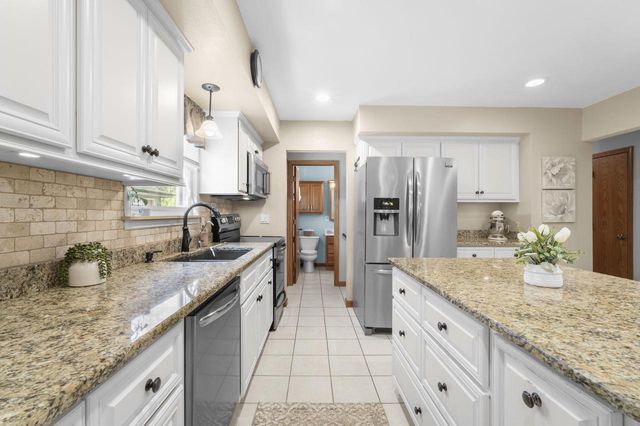 533 Oakland AVENUE, Mukwonago, WI 53149