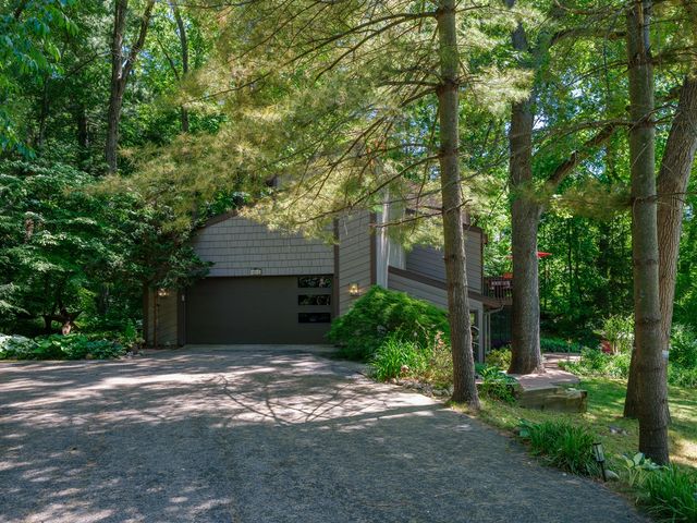 9951 Springwood Drive, Kalamazoo, MI 49009