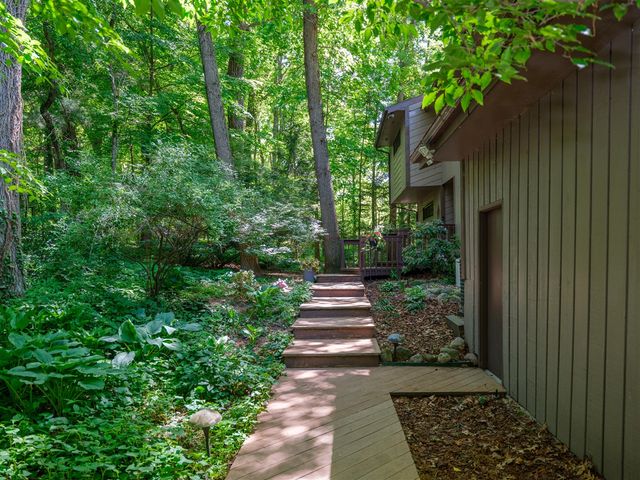9951 Springwood Drive, Kalamazoo, MI 49009