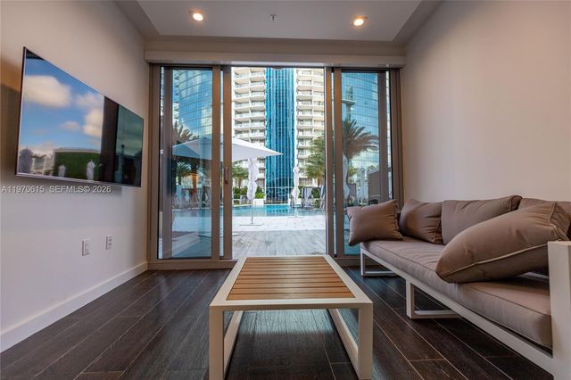 851 NE 1st Ave 2812, Miami, FL 33132