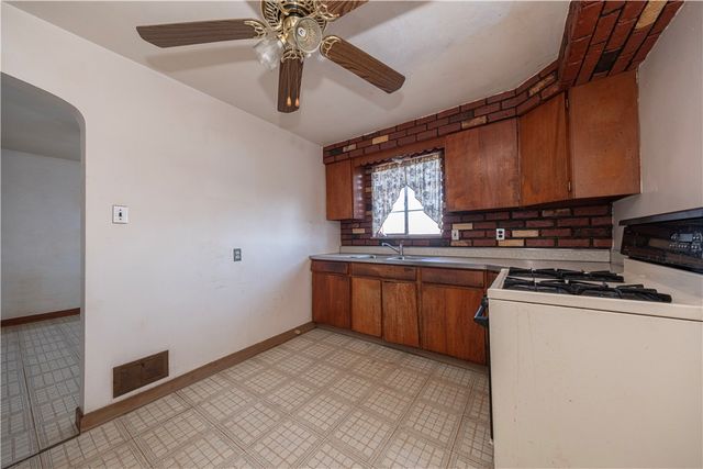 939 Delevan St, Greenfield, PA 15217