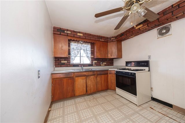 939 Delevan St, Greenfield, PA 15217