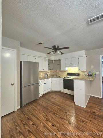 212 W Waco Street, Broken Arrow, OK 74011
