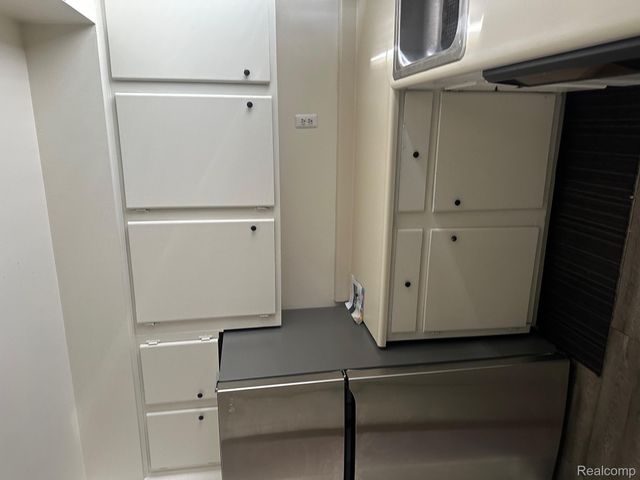 25332 SHIAWASSEE Circle 105, Southfield, MI 48033