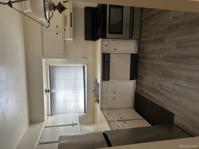 25332 SHIAWASSEE Circle 105, Southfield, MI 48033