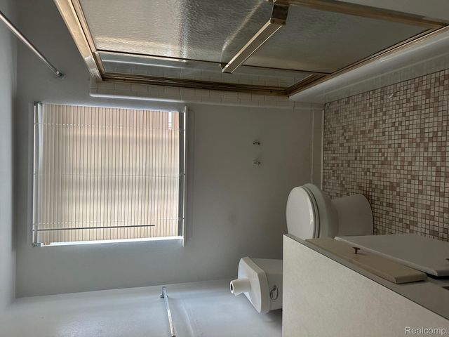 25332 SHIAWASSEE Circle 105, Southfield, MI 48033