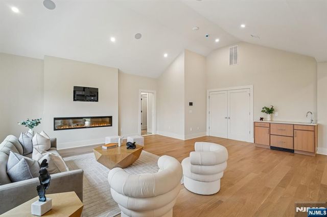 50 Roberts Road, Englewood Cliffs, NJ 07632