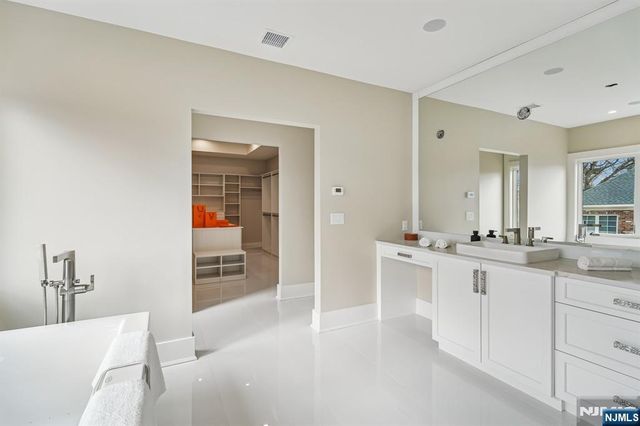 50 Roberts Road, Englewood Cliffs, NJ 07632