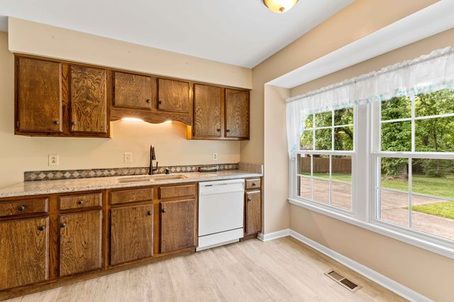 233 Iris Dr, Hendersonville, TN 37075