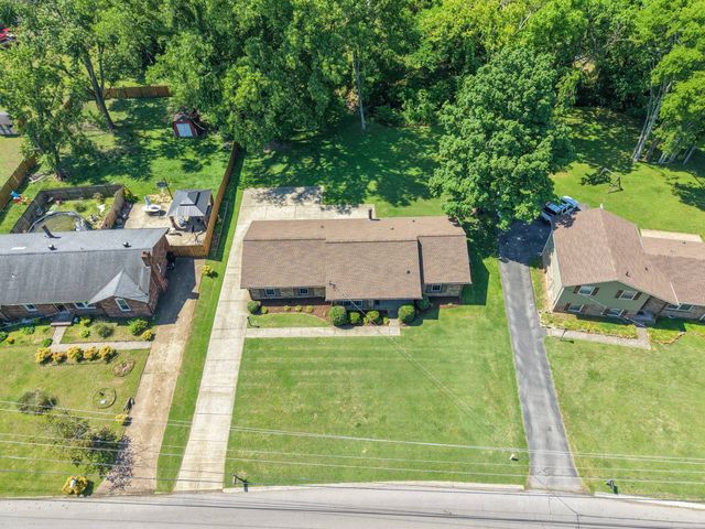 233 Iris Dr, Hendersonville, TN 37075