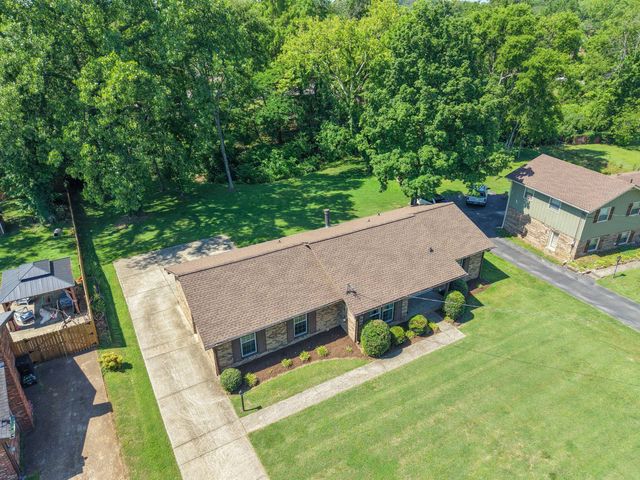 233 Iris Dr, Hendersonville, TN 37075
