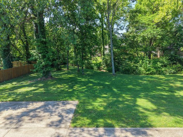 233 Iris Dr, Hendersonville, TN 37075