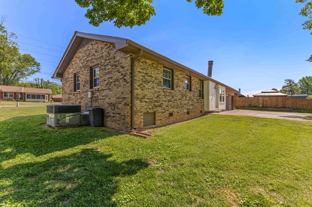 233 Iris Dr, Hendersonville, TN 37075