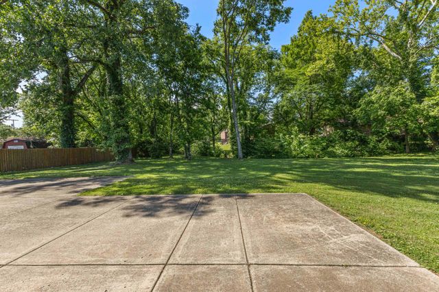233 Iris Dr, Hendersonville, TN 37075