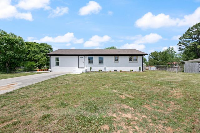 330 Lagoon Dr, Mcminnville, TN 37110