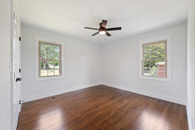 330 Lagoon Dr, Mcminnville, TN 37110