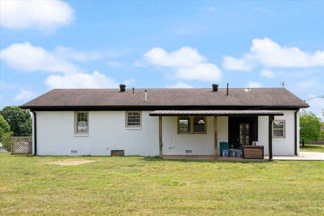 330 Lagoon Dr, Mcminnville, TN 37110