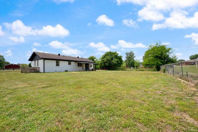 330 Lagoon Dr, Mcminnville, TN 37110